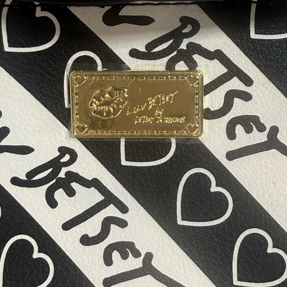 Betsey Johnson Clutch Wristlet Luv Purse Bag Zipper Strap Crossbody Shoulder - Picture 2 of 8